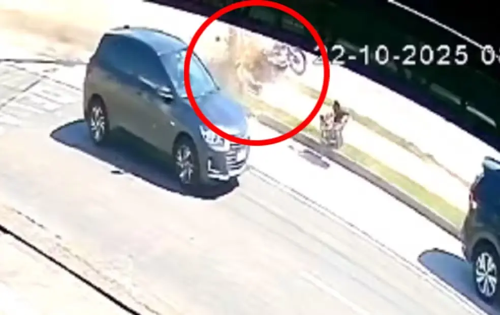Motociclista morre após ser atingido por um carro e arremessado em um poste em Sorocaba (SP) — Foto: Câmera de Segurança/Reprodução