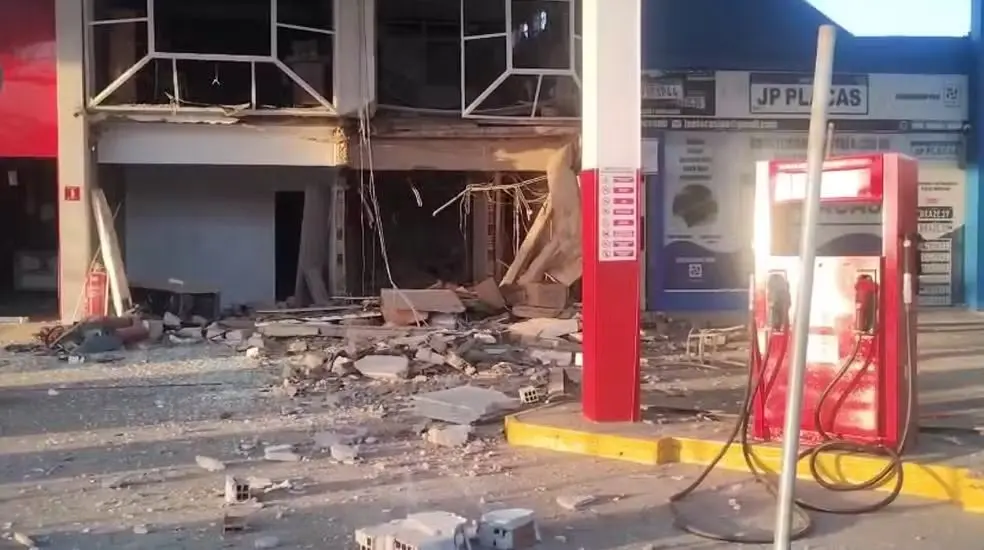 Criminosos explodiram cofre de posto de combustíveis em João Pessoa (Foto: Reprodução / TV Cabo Branco)