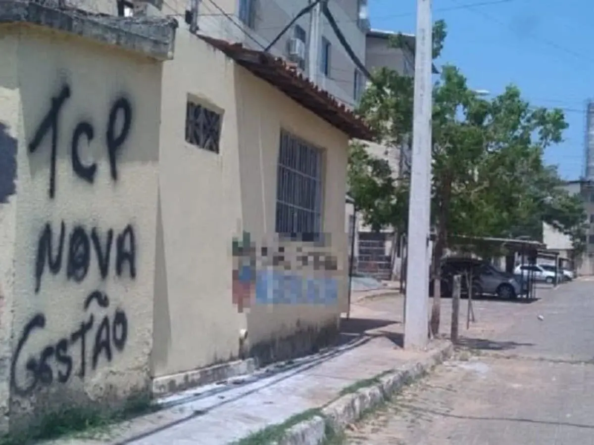 Integrantes do TCP expulsam familiares de integrantes do CV de bairro em Fortaleza (Foto: Reprodução / Redes Sociais)
