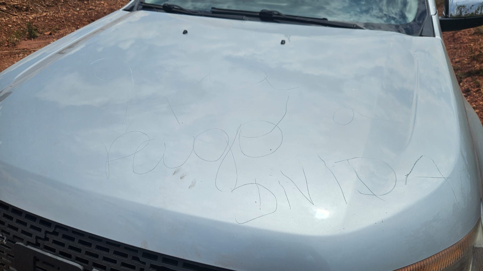 Ford Ranger com a lataria amassada e o escrito "dívida paga" no capô (Foto: Reprodução)