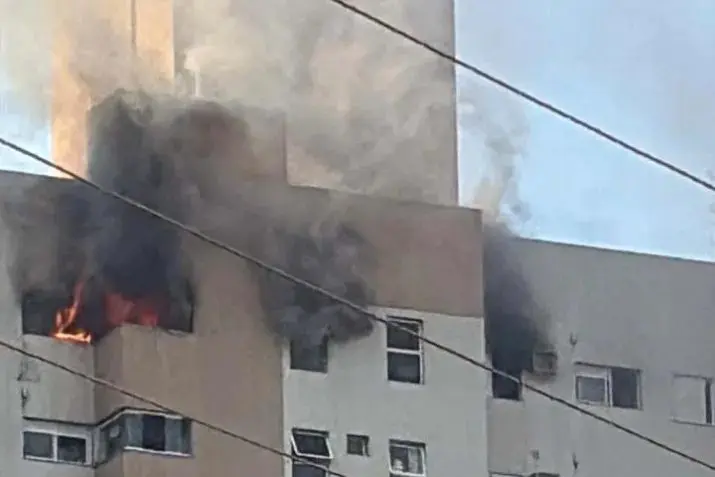 Juliane Vieira, de 28 anos, segue internada em estado gravíssimo após salvar mãe e sobrinho de incêndio (Foto: Reprodução)