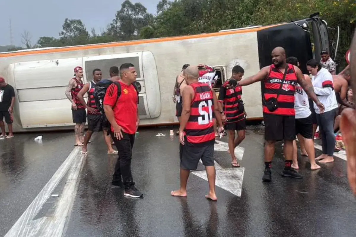 Flamengo emite nota após ônibus com torcedores capotar em rodovia (Foto: Reprodução / Redes Sociais)