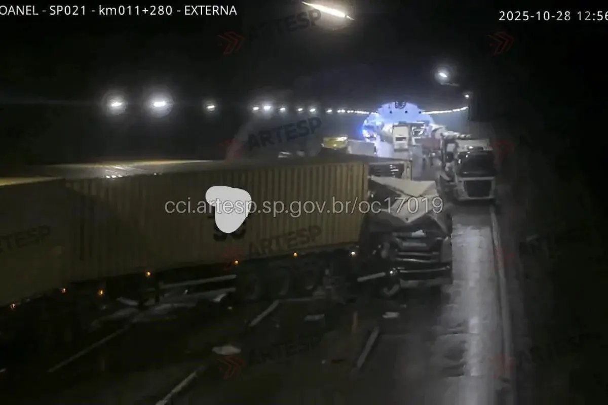 Engavetamento entre nove veículos fecha túneis de Rodoanel em Barueri (Foto: Artesp)