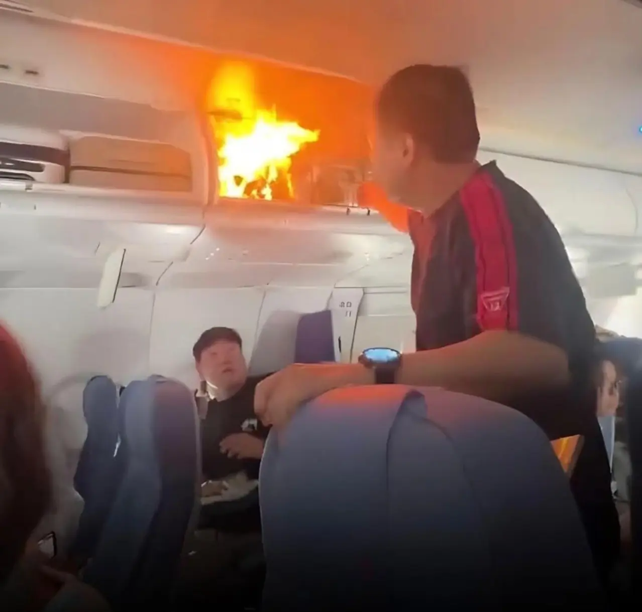 Bateria portátil explodiu no compartimento superior de um voo da Air China. Reprodução/redes sociais