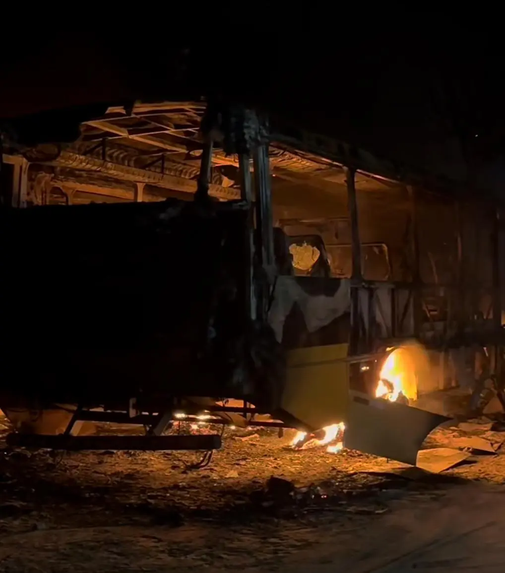 quatro ônibus escolares ficaram destruidos por um possível ataque criminoso
