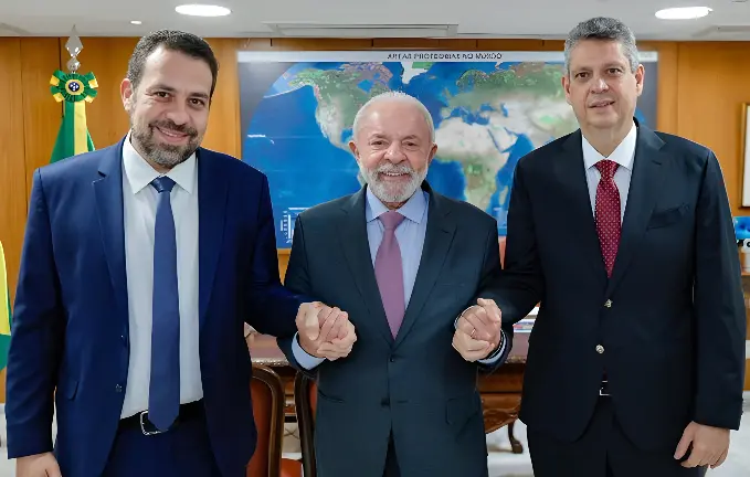 Presidente Lula (centro), ao lado do ministro Guilherme Boulos (esquerda) e do ex-ministro Márcio Macêdo (direita) (Foto: @ricardostuckert)