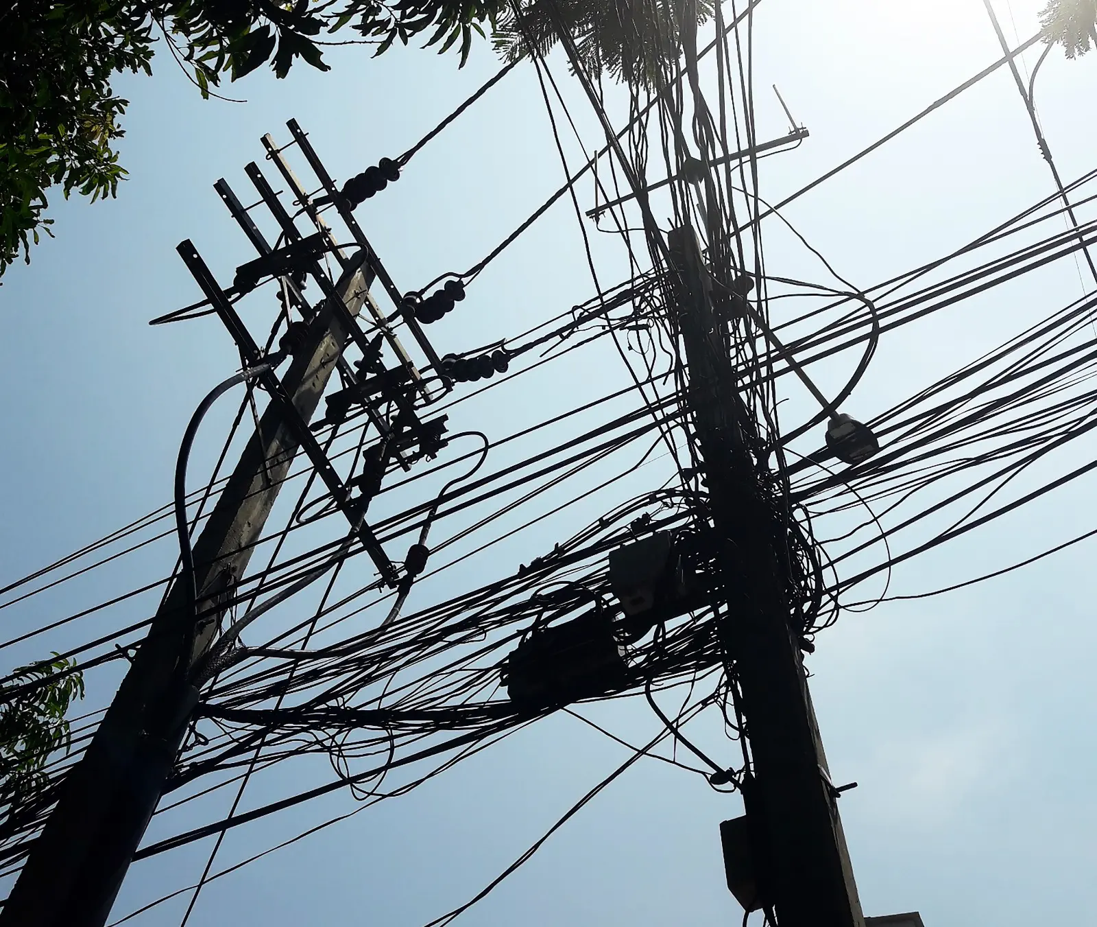 Morador em situação de rua quase morre eletrocutado tentando furtar fios (Foto: Freepik)