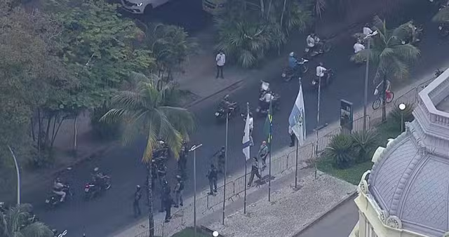 Após megaoperação no Rio, motociclistas fazem protesto pelos mortos