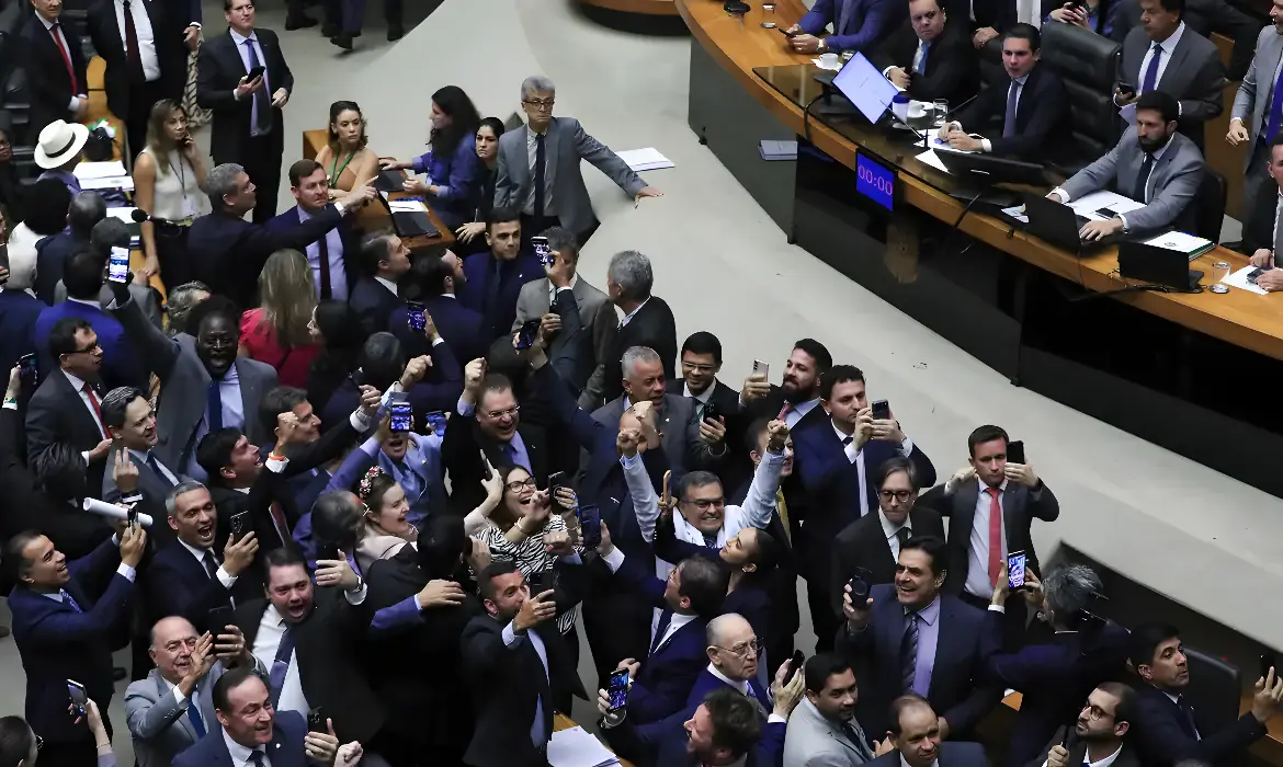 Deputados comemoraram derrubada da MP 1.303/2025 (Foto: Lula Marques / Agência Brasil)