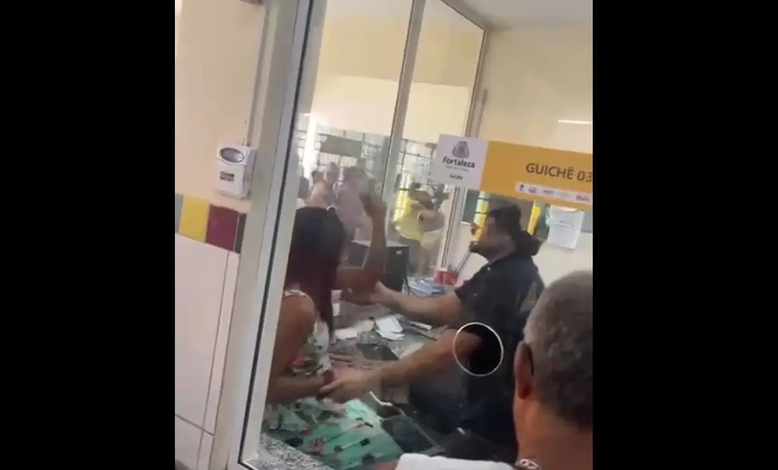 Mulher destruiu equipamentos de um posto de saúde no bairro Bom Jardim, em Fortaleza. Reprodução/redes sociais