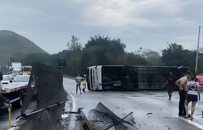 Passageiro de ônibus de torcedores do Flamengo que capotou relata susto: 'Poderíamos ter morrido' (Foto: Divulgação/ Polícia Rodoviária Federal)