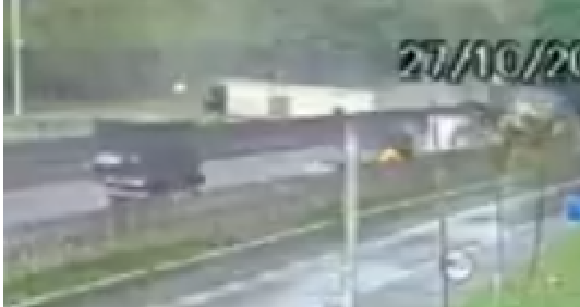 Câmera flagrou momento em que ônibus derrapa e capota na pista (Foto: Reprodução / Redes Sociais)