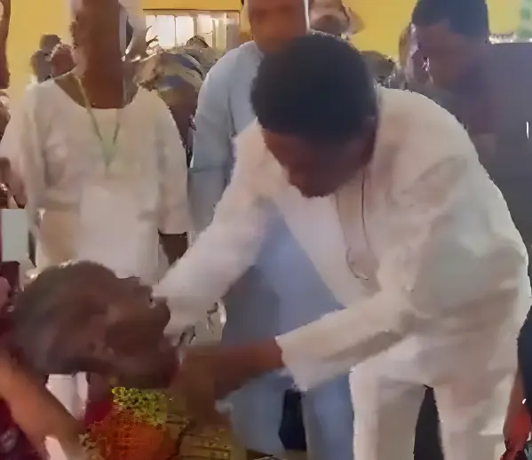Pastor é flagrado por fiel dando tapas e socos em idosa (Foto: Reprodução)