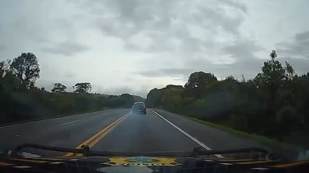 Homem dirige por 3 km com pneus destruídos para fugir da polícia. Veja o vídeo