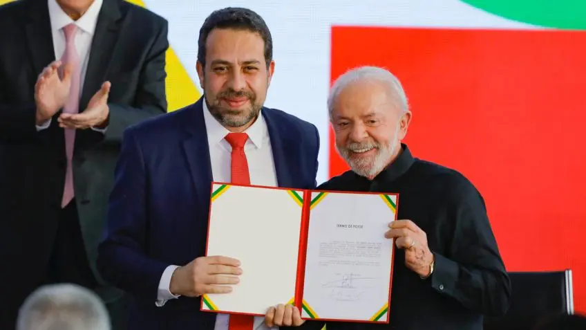 Boulos pede um minuto de silêncio em homenagem às vítimas mortas no Rio de Janeiro