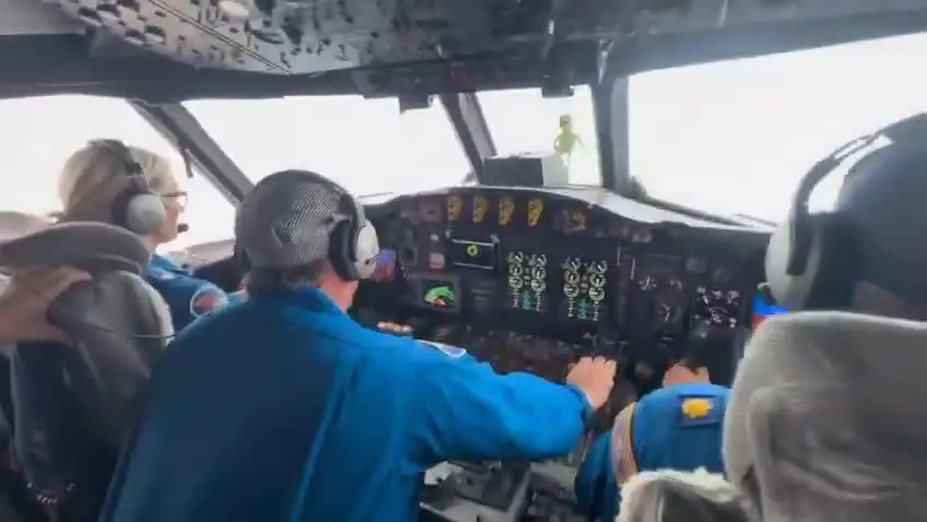 Vídeo compartilhado nas redes mostra militares da Força Aérea dos EUA sobrevoando o olho do furacão Erin, e não o Melissa. Foto: Reprodução.