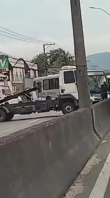 Vias do Rio foram bloqueadas por criminosos armados durante ação das forças de segurança contra o Comando Vermelho, que mobilizou milhares de agentes. Foto: Reprodução.