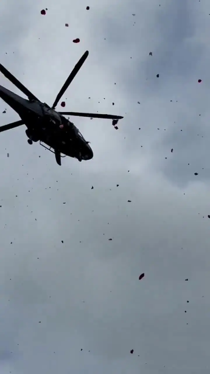 Helicóptero do Bope lança pétalas sobre a sede da corporação em homenagem aos quatro policiais mortos durante a operação na Penha. Foto: Reprodução/ PMERJ.