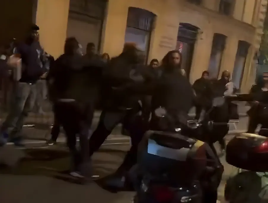 Conflito envolvendo Travis Scott aconteceu na frente da boate L'Arc (Foto: Reprodução)