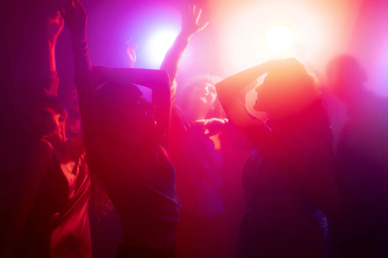 Noite de terror: dez criminosos invadem festa e matam três homens a tiros (Foto: Freepik)