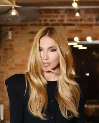 Virginia voltou ao visual loiro e recebeu um comentário carinhoso de Vini Jr., alimentando rumores de retorno do romance. Reprodução/redes sociais
