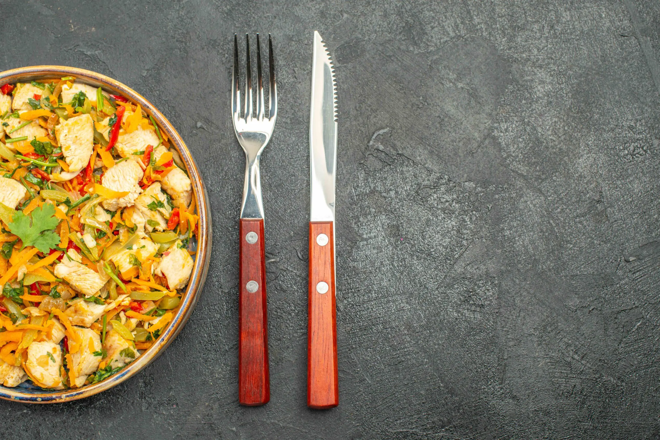 Discussão por comida termina em morte brutal de jovem (Foto: Freepik)
