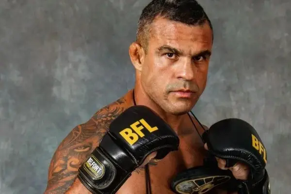 Vitor Belfort aparece irreconhecível após procedimento; veja