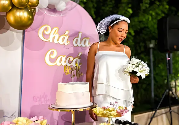 Zé Felipe presenteia tia Cacá, babá de Maria Flor (Foto: Reprodução / Redes Sociais)