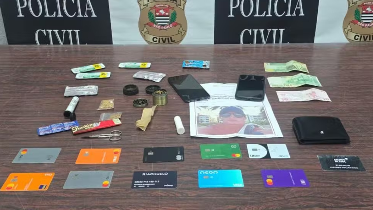 Materiais apreendidos pela Polícia Civil incluem cartões de crédito e débito.