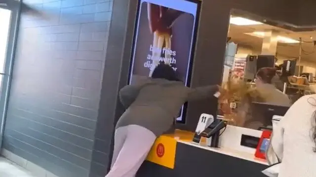 Mulher joga café quente em atendente de rede de fast food durante discussão; vídeo