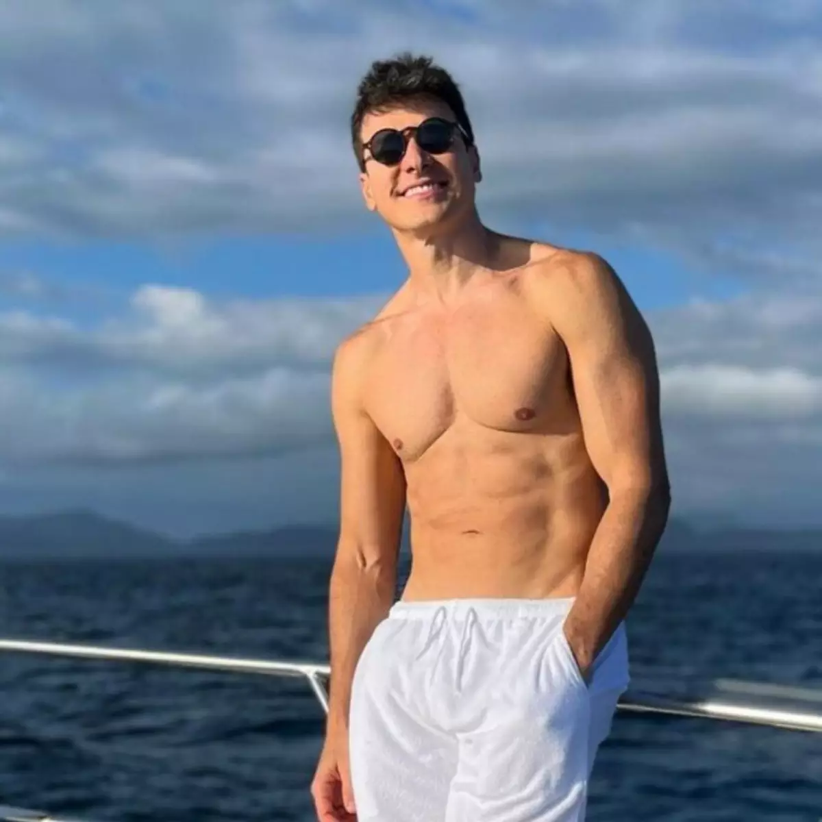 Vídeo: Rodrigo Faro aparece de biquíni nas redes sociais