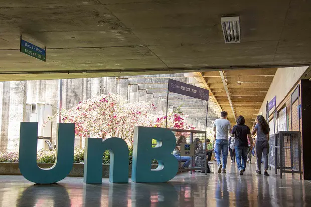 Aluna da UnB acaba presa após chamar colega de 'viadinho' em banheiro da universidade