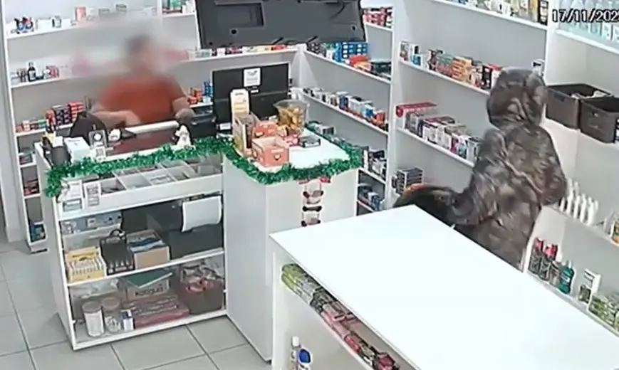 Suspeito assaltou farmácia com um facão (Foto: Reprodução)