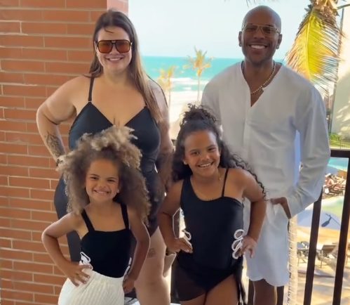 Influenciadora divulgou imagens de maiô em resort com a família (Foto: Reprodução / Redes Sociais)