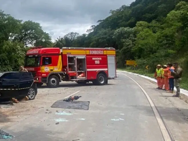 Dois carros e uma carreta se envolveram em acidente (Foto: CBMSC)
