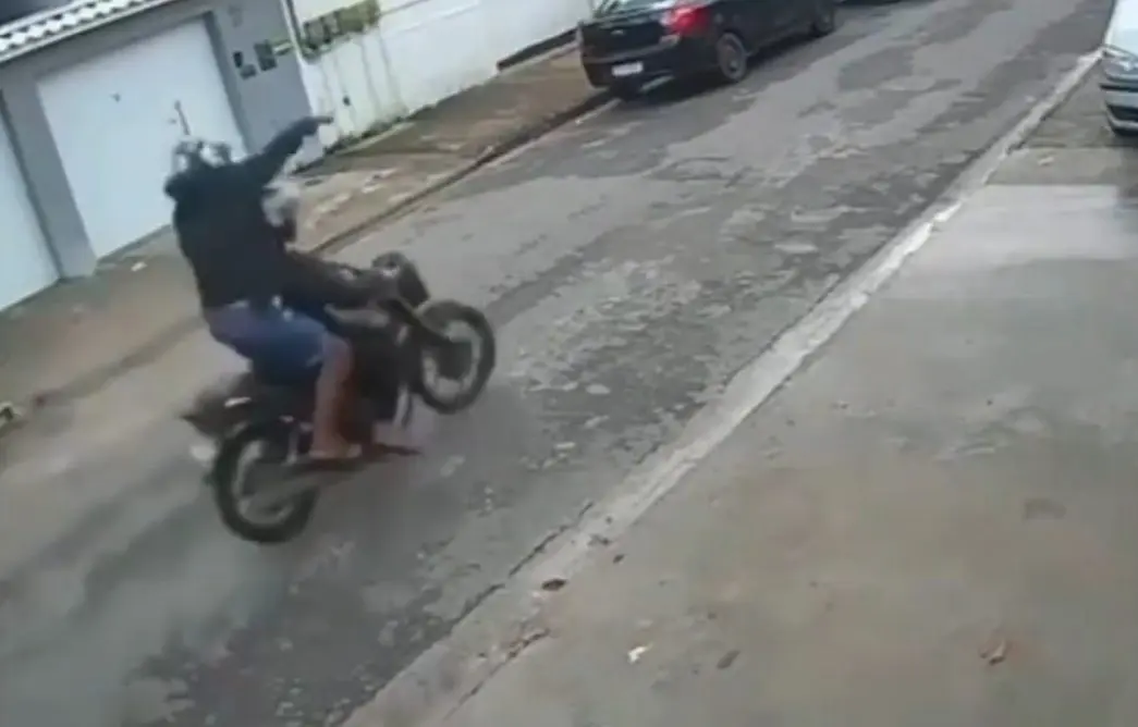 Motorista jogou o carro contra criminosos e conseguiu dar fuga (Foto: Reprodução)