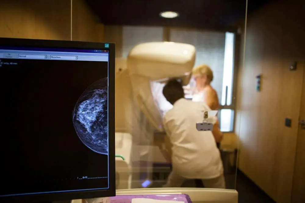 Publicações do médico nas redes sociais foram alvo de ação da AGU após disseminarem informações falsas sobre câncer de mama. Foto: Freepik.