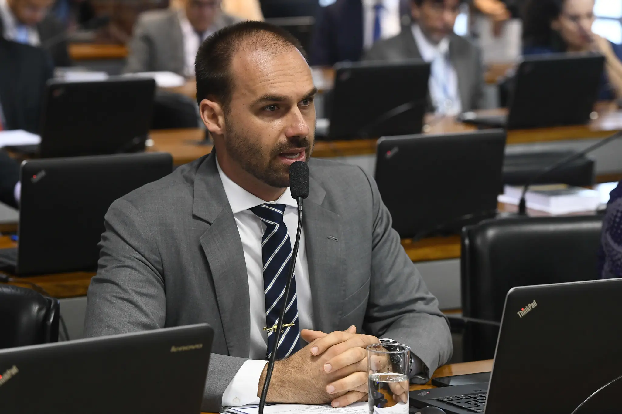 Eduardo Bolsonaro compartilha post com críticas a Nikolas Ferreira: 'quer se livrar ' (Foto: Marcos Oliveira/Agência Senado)