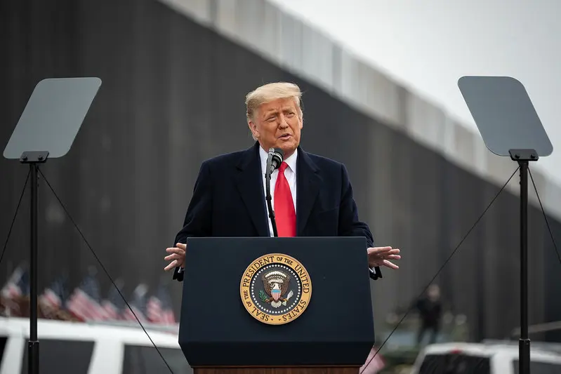 Donald Trump durante declaração à imprensa; aos 79 anos, o presidente afirma estar em plena saúde, apesar de admitir hábitos que divergem de orientações médicas tradicionais. Foto: Divulgação / Casa Branca.