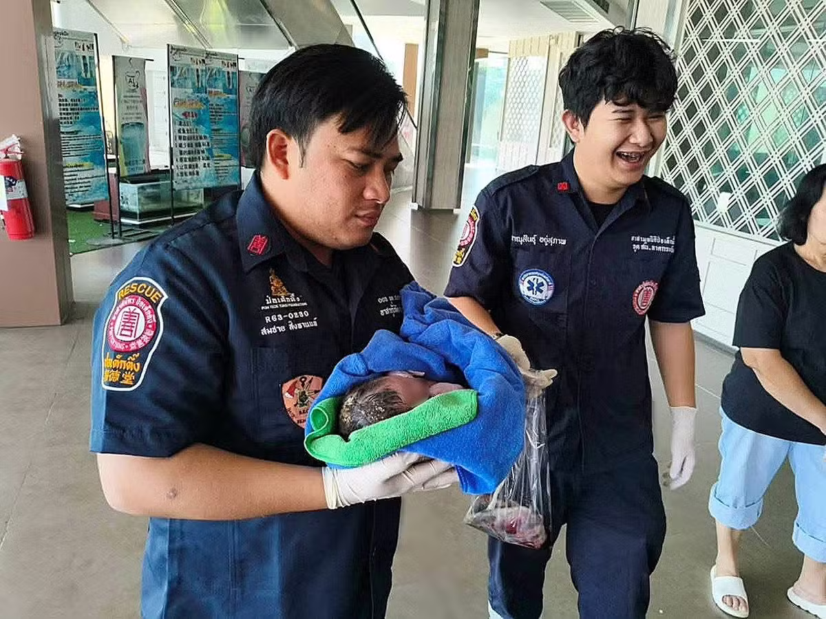 Bebê é encontrada viva dentro da descarga de vaso sanitário