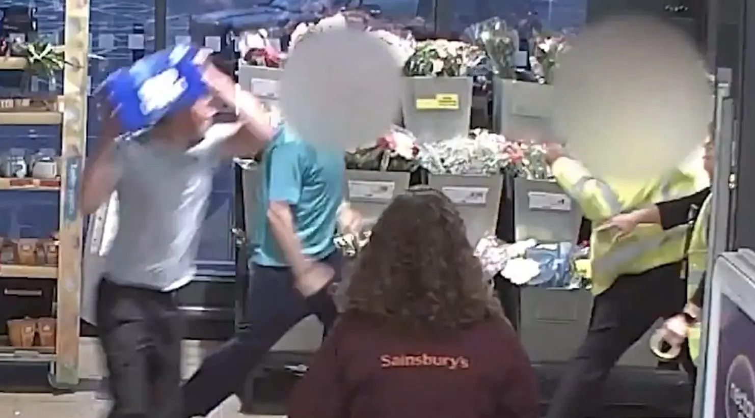 Homem fingiu ser cadeirante em tentativa de furto em supermercado (Foto: Reprodução)