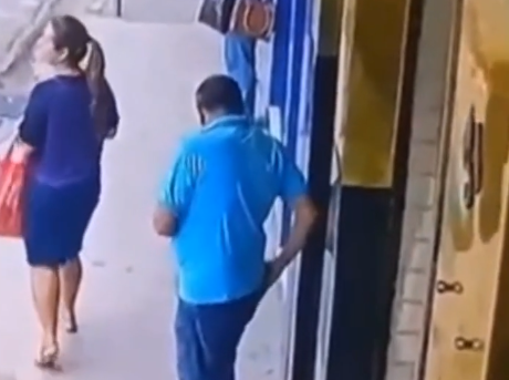 Idoso de 64 anos ficou preso entre ônibus e muro, mas não se feriu (Foto: Reprodução)