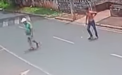 Homem sem camisa dá voadora em idoso e rouba celular da vítima (Foto: Reprodução / Redes Sociais)