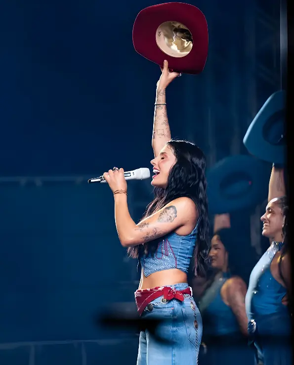 Ana Castela recebe presente em show e acaba indo às lágrimas (Foto: Redes Sociais)