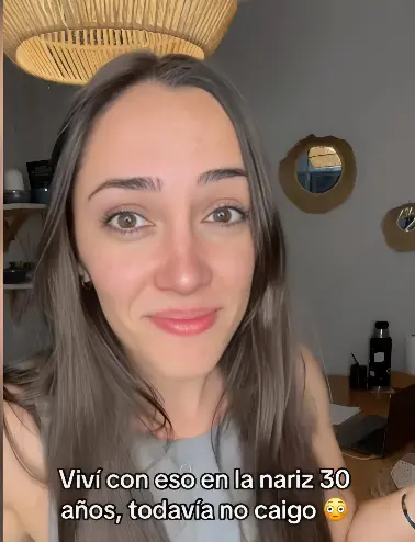 Mulher descobre item bizarro preso dentro do nariz há 30 anos (Foto: Redes Sociais)