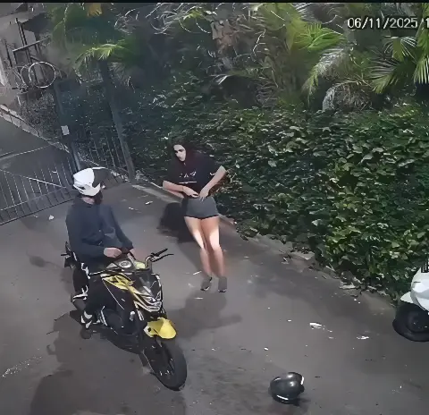  Vídeo flagra assalto de moto e desespero de uma das vítimas (Foto: Reprodução Câmera de Segurança)