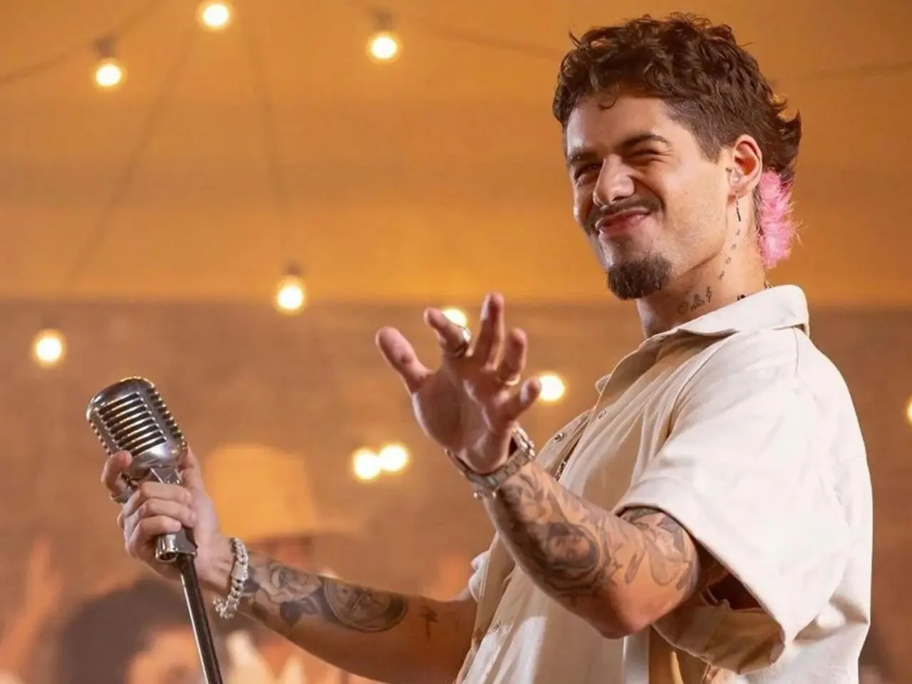 Zé Felipe passa perrengue e não consegue ler durante premiação; veja vídeo