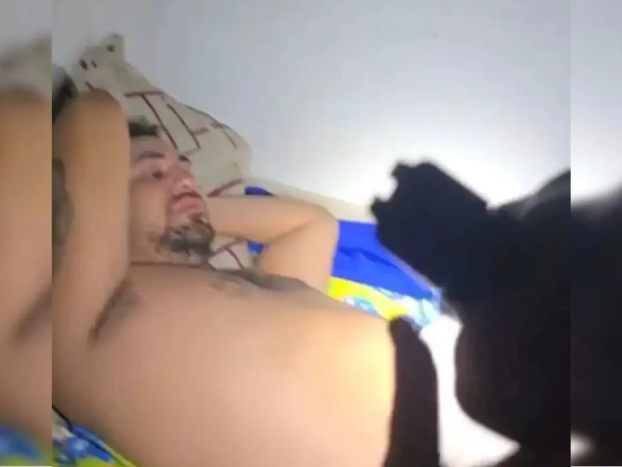 Polícia invade casa e prende integrante do CV enquanto ele dormia; veja vídeo