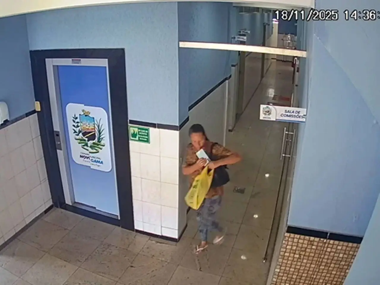 Mulher invade gabinete de vereador e furta celular em segundos; vídeo