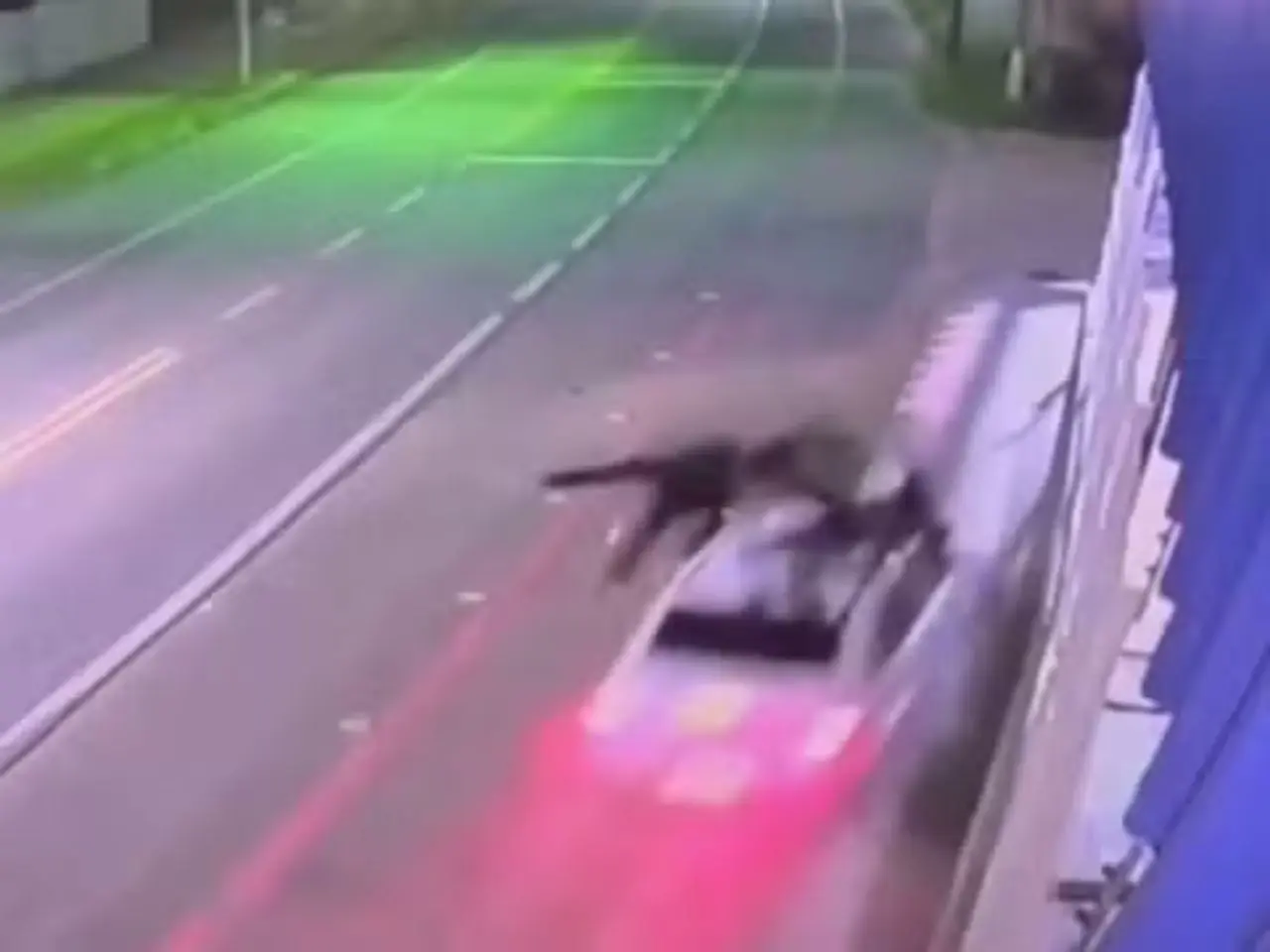 assalto, atropelamento, Anchieta, Espírito Santo, ES-060, moto, câmera de segurança, fuga, criminosos, Polícia Militar